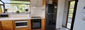 A cozinha ou kitchenette de Hamurana Home with a View