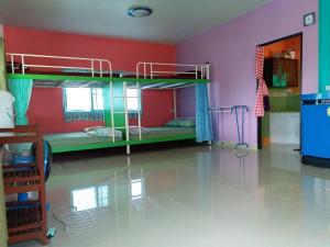 Postel nebo postele na pokoji v ubytování บ้านสายรุ้ง เขาค้อ