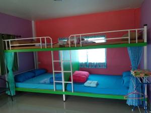 Palanda nebo palandy na pokoji v ubytování บ้านสายรุ้ง เขาค้อ