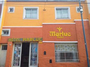 a building with a hotel marmalade sign on it at Residencial Marluc in Río Cuarto