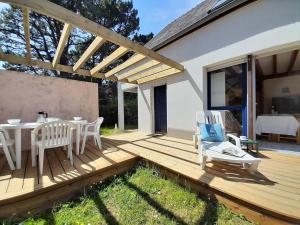 Patio alebo iná vonkajšia časť ubytovania Maison cosy à Carnac - 3 pièces, Wifi, piscine chauffée, proche plage, commerces et parking inclus - FR-1-477-207