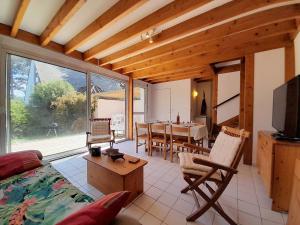 Televízia a/alebo spoločenská miestnosť v ubytovaní Maison cosy à Carnac - 3 pièces, Wifi, piscine chauffée, proche plage, commerces et parking inclus - FR-1-477-207