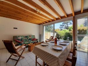 Posedenie v ubytovaní Maison cosy à Carnac - 3 pièces, Wifi, piscine chauffée, proche plage, commerces et parking inclus - FR-1-477-207