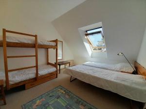 Posteľ alebo postele v izbe v ubytovaní Maison cosy à Carnac - 3 pièces, Wifi, piscine chauffée, proche plage, commerces et parking inclus - FR-1-477-207 + 8 fotografií