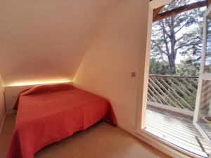 Posteľ alebo postele v izbe v ubytovaní Maison cosy à Carnac - 3 pièces, Wifi, piscine chauffée, proche plage, commerces et parking inclus - FR-1-477-207