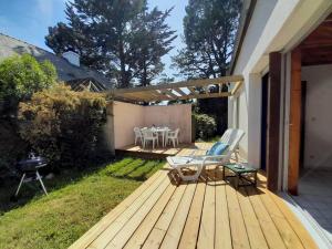Vonkajšia záhrada v ubytovaní Maison cosy à Carnac - 3 pièces, Wifi, piscine chauffée, proche plage, commerces et parking inclus - FR-1-477-207