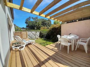 Balkón alebo terasa v ubytovaní Maison cosy à Carnac - 3 pièces, Wifi, piscine chauffée, proche plage, commerces et parking inclus - FR-1-477-207