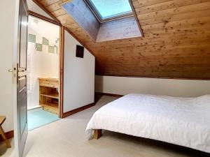 a bedroom with a bed and a skylight at Appartement spacieux près des pistes avec balcon, sauna, hammam et WIFI - FR-1-344-775 in Levassaix