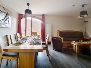 a dining room with a table and a bed at Appartement de standing rénové aux Belleville avec balcon, accès pistes, WiFi, sauna et hammam - FR-1-344-808 in Levassaix