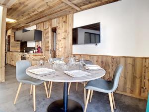 a dining room with a table and chairs at Appartement Les Menuires, 2 pièces, 6 personnes - FR-1-344-831 in Levassaix