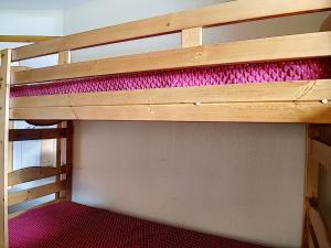 萊斯布魯耶斯的住宿－Appartement Les Menuires, 2 pièces, 4 personnes - FR-1-344-980，双层床,上面有粉红色的床单