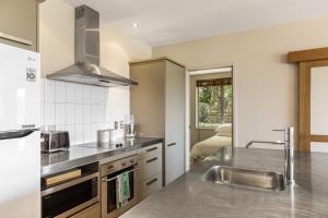 Gallery image of The Sands - Apartment 20 - Stay Waiheke in Onetangi +14 photos