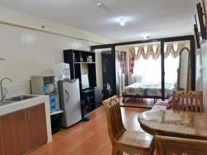 Kuchyň nebo kuchyňský kout v ubytování Condo with wifi in One Oasis CDO