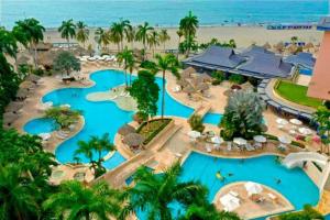 uma vista aérea de um resort com piscinas azuis em ZUANA BEACH RESORT SUITE PARA 6 PERSONAS 2 HABT 2BAÑOS em Santa Marta