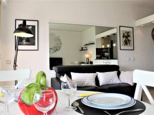 een woonkamer met een tafel en een bank bij Appartement Villeneuve-Loubet, 2 pièces, 4 personnes - FR-1-252A-82 in Villeneuve-Loubet