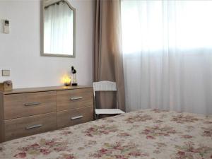 een slaapkamer met een dressoir, een bed en een spiegel bij Appartement Villeneuve-Loubet, 2 pièces, 4 personnes - FR-1-252A-82 in Villeneuve-Loubet