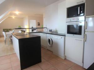 Kuchnia lub aneks kuchenny w obiekcie Appartement cosy au cœur de La Forêt-Fouesnant, à 5 min de la plage - FR-1-481-121