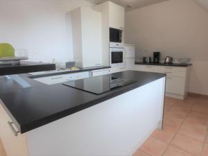 Kuchnia lub aneks kuchenny w obiekcie Appartement cosy au cœur de La Forêt-Fouesnant, à 5 min de la plage - FR-1-481-121