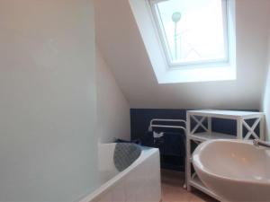 Łóżko lub łóżka w pokoju w obiekcie Appartement cosy au cœur de La Forêt-Fouesnant, à 5 min de la plage - FR-1-481-121
