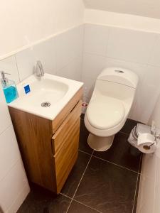 Koupelna v ubytování Bellísimos apartamentos céntricos en La Mesa + 37 fotografií