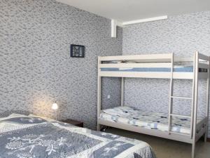 Poschodová posteľ alebo postele v izbe v ubytovaní Maison Saint-Denis-d'Oléron, 5 pièces, 9 personnes - FR-1-246A-143