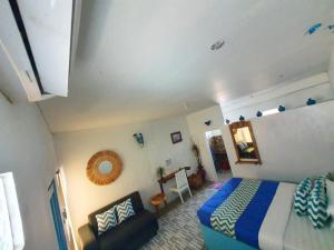 - une chambre avec un lit et un canapé dans l'établissement Blue Coral Homestay, à Karimunjawa