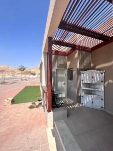 ein Gebäude mit einer Markise auf der Seite in der Unterkunft Dream in the Desert in Beʼer Ora
