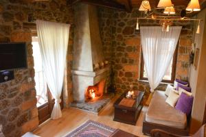 Televízia a/alebo spoločenská miestnosť v ubytovaní Nymfes Guesthouse