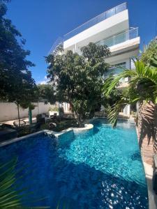 a swimming pool in front of a building at Ritacuba House Boutique in Santa Marta