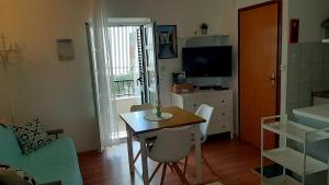 Televízia a/alebo spoločenská miestnosť v ubytovaní Viktorija Apartments
