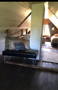 ÅlemにあるRosendahlの屋根裏部屋の客室で、ソファが備わります。