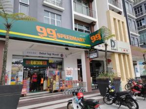 een groep motorfietsen geparkeerd voor een gebouw bij Golden Hills Pasar Malam 3 Bedroom Apartment J LouvRe in Tanah Rata +10 foto's