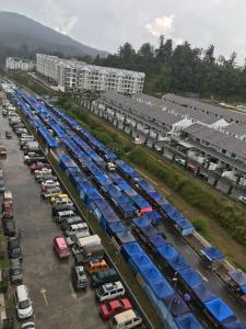 uma vista aérea de um parque de estacionamento com filas de carros em Golden Hills Pasar Malam 3 Bedroom Apartment J LouvRe em Tanah Rata