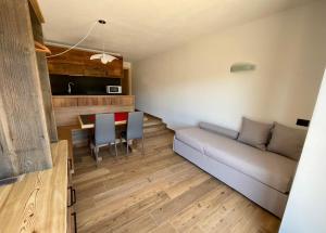 a living room with a couch and a table at Casa Fabiolin in Daiano