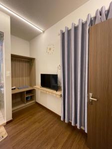 TV a/nebo společenská místnost v ubytování Cơ sở lưu trú du lịch Uyên Thanh 2