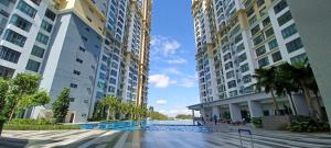 - une vue sur deux grands bâtiments avec une piscine dans l'établissement HOME SWEET HOME ARC AUSTIN HILLS 4-6pax, à Johor Bahru