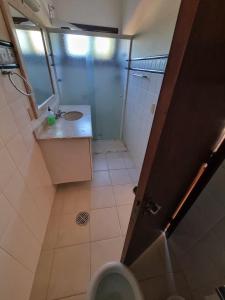 ein Badezimmer mit Toilette, Waschbecken und Spiegel in der Unterkunft Casa aconchegante e grande no Circuito das Águas Paulista - cem por cento privativa in Amparo