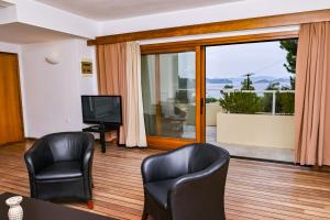 TV a/nebo společenská místnost v ubytování Kanapitsa Mare Hotel