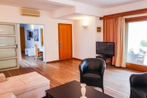 TV a/nebo společenská místnost v ubytování Kanapitsa Mare Hotel