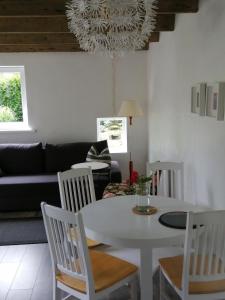 ein Wohnzimmer mit einem weißen Tisch und Stühlen in der Unterkunft Secret garden house in the center of Sigulda in Sigulda