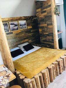 Säng eller sängar i ett rum på Rochowa Buznica