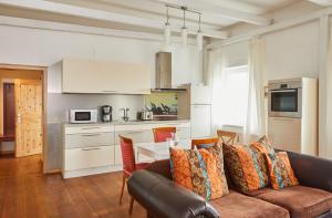 a living room with a couch and a table with chairs at Alte Försterei in Straupitz