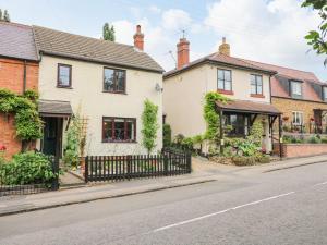 uma fila de casas numa rua em Vine Cottage em Whissendine