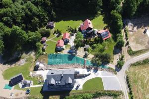 an aerial view of a house with a swimming pool at Zielone Wzgórze in Małastów