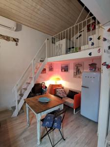 een keuken en een woonkamer met een tafel en een trap bij la baracca dei pescatori in Follonica