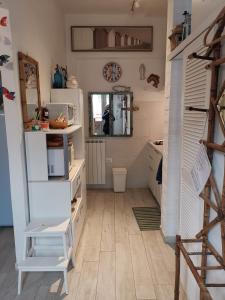 een kamer met een trap en een kamer met een keuken bij la baracca dei pescatori in Follonica