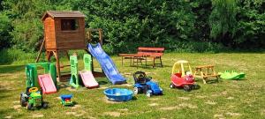 grupa zabawek dla dzieci siedzących w trawie w obiekcie Jasionka 2 w mieście Ustrzyki Dolne