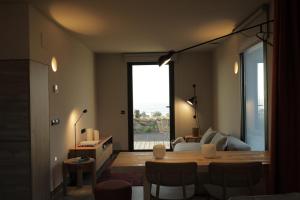 1 dormitorio con cama y ventana grande en El Faro Unkempt - Tazones, en Villar