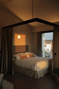 ein Schlafzimmer mit einem großen Bett und einem Fenster in der Unterkunft El Faro Unkempt - Tazones in Villar
