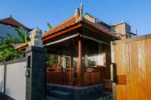 Casa pequeña con porche y balcón. en Pondok Biu, en Denpasar